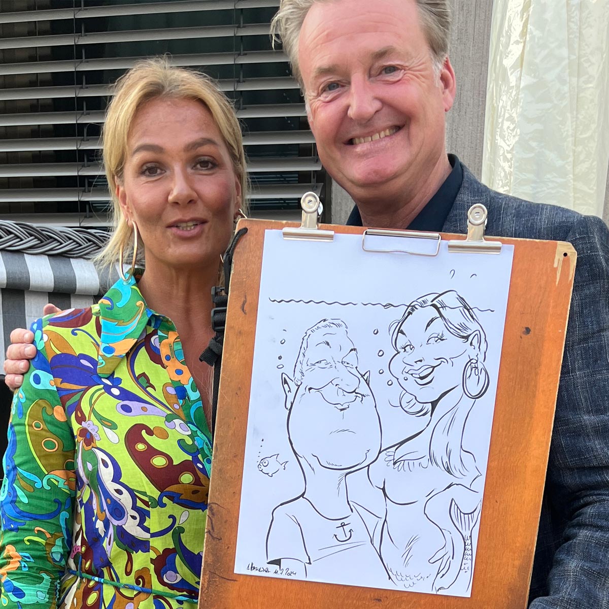 Franziska van Almsick mit einer Karikatur von Event-Karikaturist Arnd Hawlina Franziska van Almsick mit einer Karikatur von Event-Karikaturist Arnd Hawlina