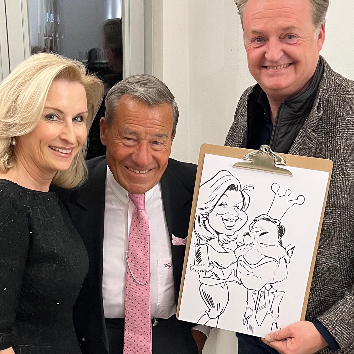 Wolfgang Grupp mit einer Karikatur von Event-Karikaturist Arnd Hawlina Wolfgang Grupp mit einer Karikatur von Event-Karikaturist Arnd Hawlina