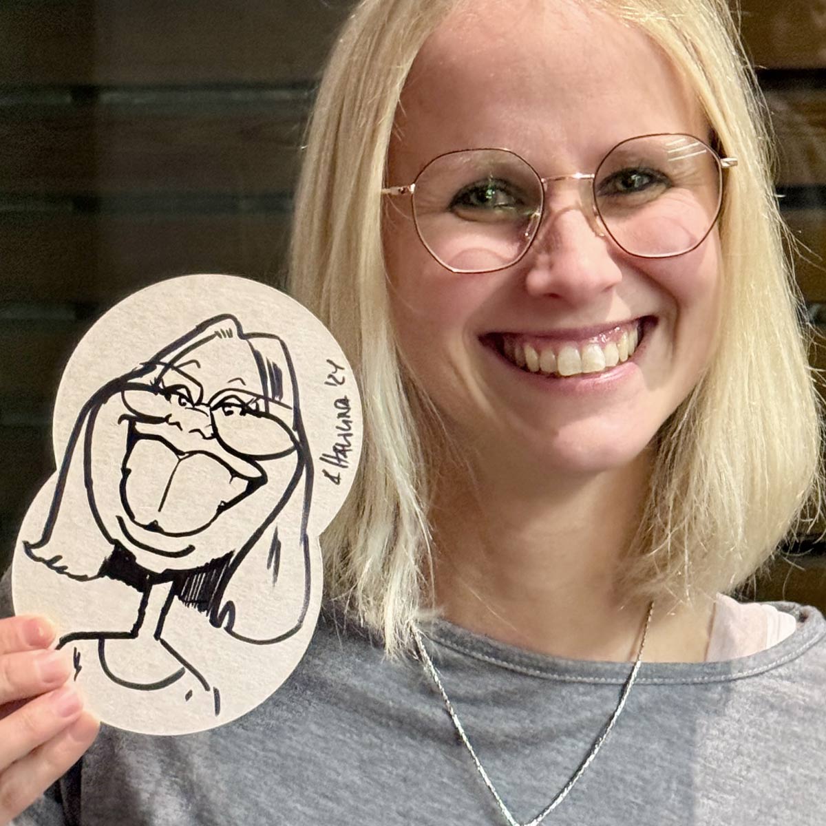 Portrait-Karikatur einer jungen Frau mit Brille auf einem Bierdeckel Portrait-Karikatur einer jungen Frau mit Brille auf einem Bierdeckel